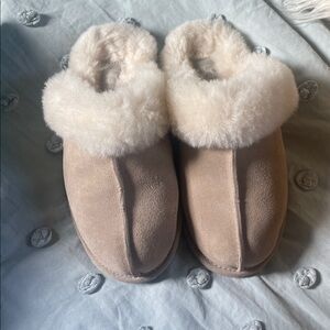 UGG women’s Slippers tan, great quality need sold